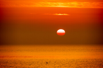 Sonnenaufgang am Adriatischen Meer bei Duna Verde, Stadt Caorle, Region Venetien, Italien - obrazy, fototapety, plakaty