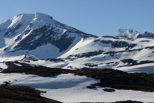 Schnee bedeckte Berge in Jontumheimern, Norwegen