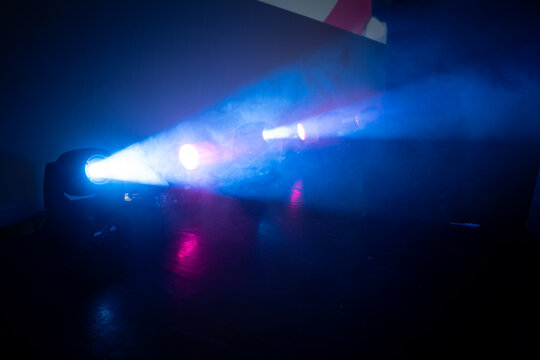 Machine Beams et Washs dans la p&eacute;nombre lors d'un spectacle