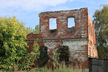 Fototapeta premium The ruins of a former needle factory, built in 1718 in the village of Stolptsy, Ryazan region