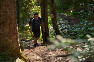 Obraz premium Professional nature photographer hiking