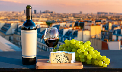 Fototapeta premium wine and cheese