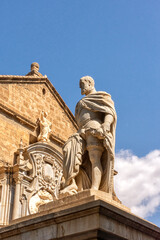 Fototapeta na wymiar Estatua de Carlos I de España en la Plaza de la Universidad en Granada, España