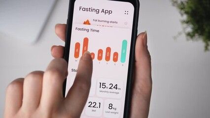 Tracking intermittent fasting time using a special smartphone app. Following a time-restricted diet with the help of a mobile application.