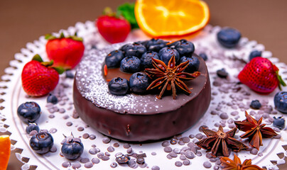 Obraz na płótnie Canvas chocolate cake with berries