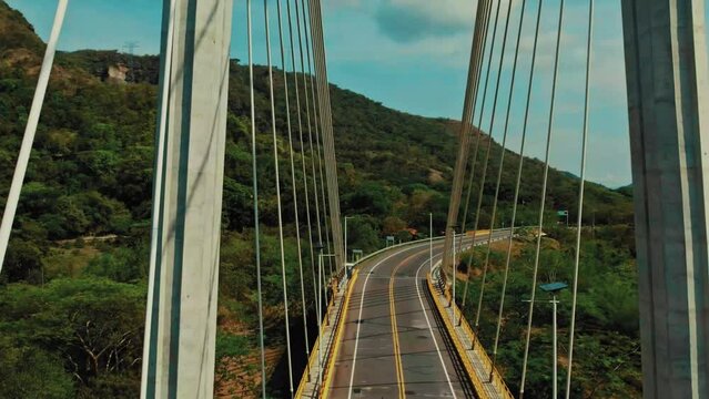Puente de Honda, sobre el rio Magdalena, ubicado en Tolima Colombia