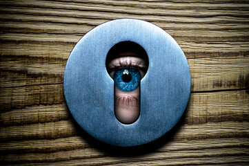 The eye looks through the keyhole close-up.