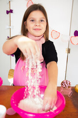 Obraz premium Niña en la cocina preparando una torta