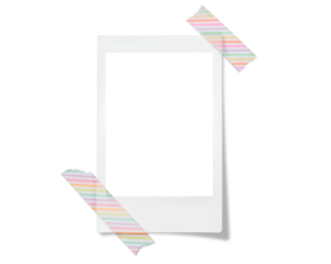 カラフルなテープで貼られたポラロイド写真