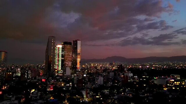 Vista de edificios en ciudad de Mexico en el atardecer