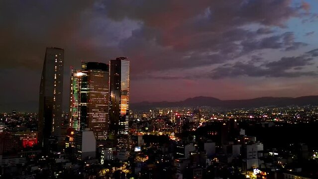 Vista de edificios en ciudad de Mexico en el atardecer