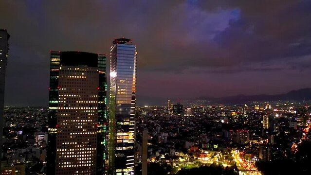 Vista de edificios en ciudad de Mexico en el atardecer