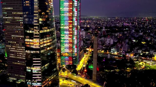Edificios en ciudad de M&eacute;xico con decoraci&oacute;n del d&iacute;a de la independencia