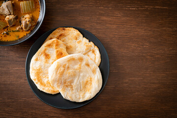 Chicken curry soup with roti