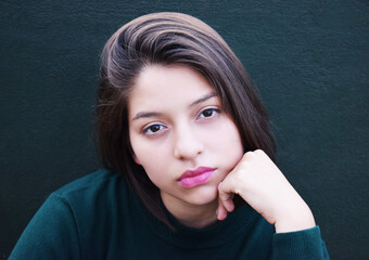 Retrato femenino sobre un fondo verde. Mujer latina muy bella, lindos ojos y labios. Toma vertical. - obrazy, fototapety, plakaty