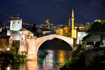 Cercles muraux Stari Most Night Shot of the Famous Old Bridge (Stari Most) Crossing the River Neretva in Mostar, Bosnia and Herzegovina, with the Koski Mehmed Pasha Mosque