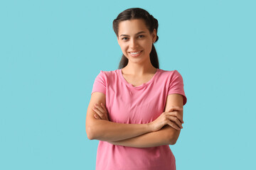 Obraz premium Young brunette woman on blue background