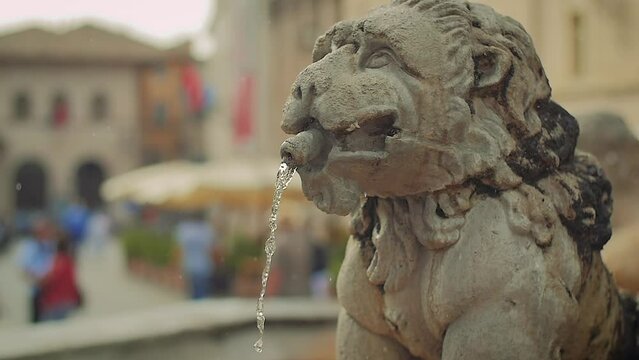Fontana antica ad Assisi, la citt&agrave; di San Francesco