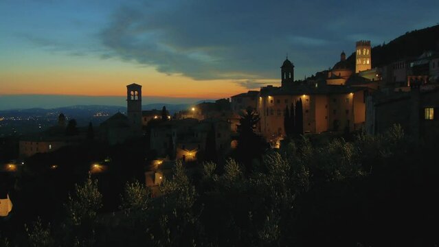 Assisi, panorama notturno della citt&agrave; di San Francesco, Umbria, Italia