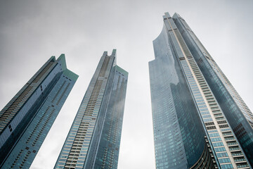 Obraz premium skyscrapers with cloudy background