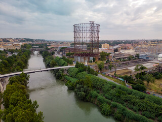 Vista aerea del gazometro a Roma. Il fiume Teveree il ponte di ferro