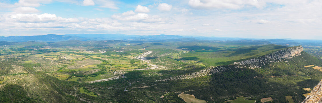 Panoramic view of the Hortus mountain from the Pic Saint-Loup