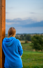 Samotna kobieta patrząca na panoramę górską 