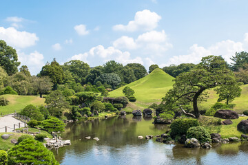 水前寺成趣園の湧水池と富士築山