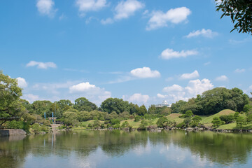 水前寺成趣園の湧水池と庭園風景