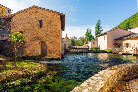 Rasiglia il borgo in provincia di Perugia  immerso nell'acqua. La piccola Venezia Umbra