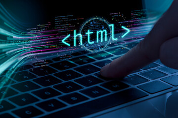 HTMl code mit Laptop als Hintergrund 