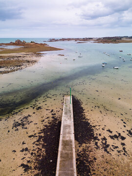 Vue a&eacute;rienne sur la cale du port de Bugu&eacute;l&egrave;s &agrave; Penv&eacute;nan &agrave; mar&eacute;e basse - C&ocirc;tes d'Armor en Bretagne	