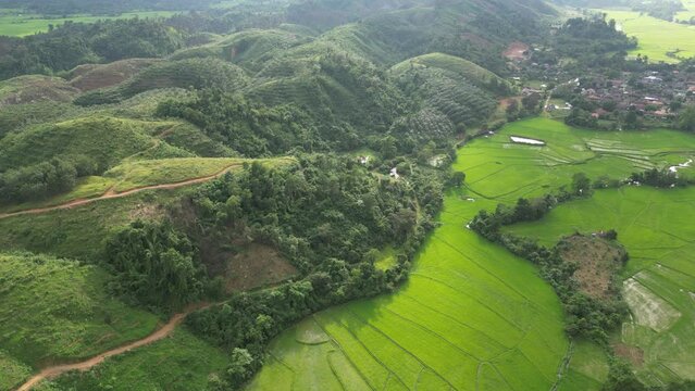라오스 방비엥의 원시자연 풍경, 산맥과 춤추는 구름들