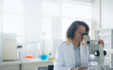 Black female scientist doing research in the laboratory. - obrazy, fototapety, plakaty