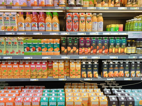 Fruchtsaft Regal mit verschiedenen Sorten in einem Supermarkt in Schweden