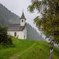 kleine christliche Kapelle in den tiroler Alpen