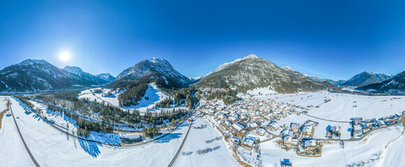 Vorderhornbach im Tiroler Lechtal im Luftbild, winterlicher Blick auf das Dorf