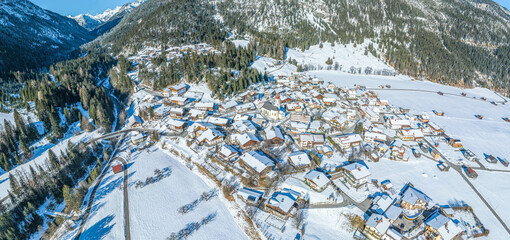 Die Gemeinde Vorderhornbach im Lechtal an einem sonnigen Wintertag