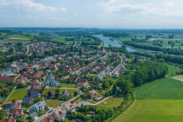 Fototapeta na wymiar Blick über Tapfheim auf die Nachbargemeinde Donaumünster und das Donautal aus der Luft