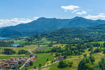 Fototapeta na wymiar Das oberbayerische Alpenvorland bei Großweil im Luftbild, Blick zum Herzogstand und Heimgarten