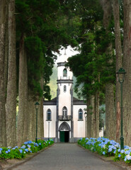 Igreja da freguesia de Sete Cidades na Ilha de São Miguel nos Açores junto à Lagoa das Sete Cidades. 