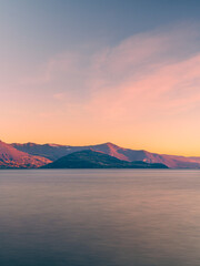 Fototapeta premium Lago d'Iseo, tramonto su Monte Isola