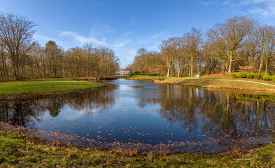 Fototapeta na wymiar autumn in the park with reflection in lake
