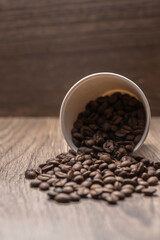 倒れた紙コップとコーヒー豆