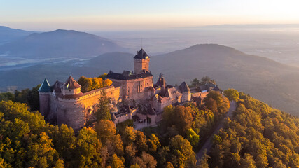 Vue aérienne du château du Haut-Koenigsbourg dans les Vosges. Alsace, France - obrazy, fototapety, plakaty