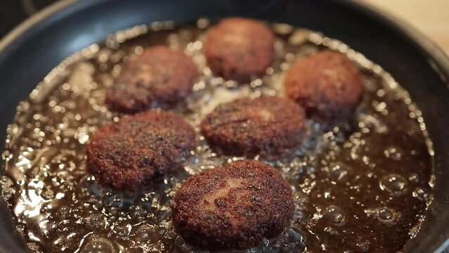 Fry meatballs in a lot of oil in the pan