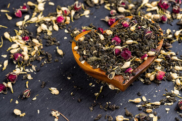 dry green tea with the addition of jasmine and rose flowers
