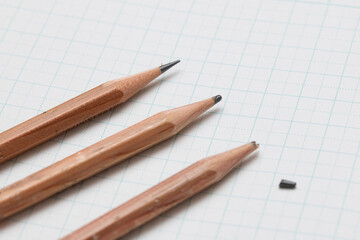 芯が尖った鉛筆と丸まった鉛筆と折れた鉛筆