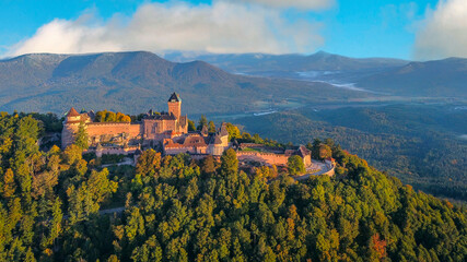 Vue aérienne du Château du Haut-Koenigsbourg en Automne Drone 4K - Alsace - France 
