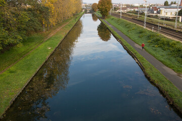 Fototapeta na wymiar coureur le long du canal de Bourgogne à Dijon
